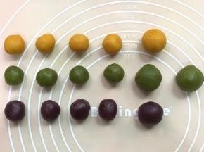 将桃山皮分别搓成20克一个，想做成混合色的，就搓成10克一个小的