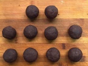 豆沙分成30克一个，（如果包蛋黄就加蛋黄一起称30克一个）