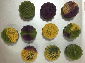 放入烤盘，喷上一层清水，或者用毛刷轻轻在表面刷一层清水，水不要喷多或刷多了