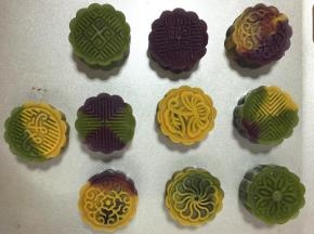 放入烤盘，喷上一层清水，或者用毛刷轻轻在表面刷一层清水，水不要喷多或刷多了