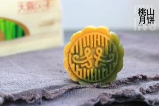 出炉的月饼放凉后密封保存，3天后回油，一出炉就吃了几个，好吃