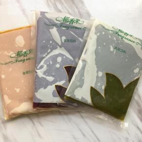 准备好桃山皮和月饼馅料