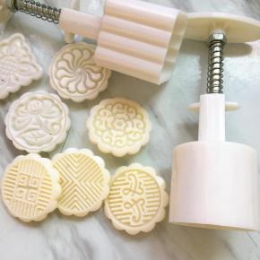 用准备好的模具压成型，不需要面粉辅助，不会粘上的