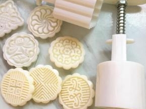 用准备好的模具压成型，不需要面粉辅助，不会粘上的