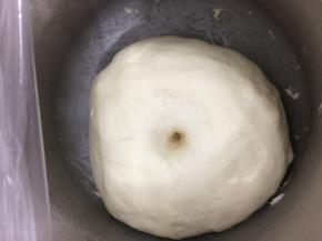 用手沾一点面粉撮个洞，不回缩即可