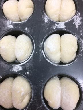 上面洒少许高粉即可，放入提前预热好的烤箱中，140度中层烤二十分钟左右