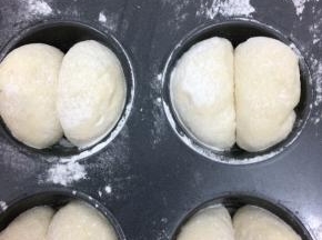 上面洒少许高粉即可，放入提前预热好的烤箱中，140度中层烤二十分钟左右