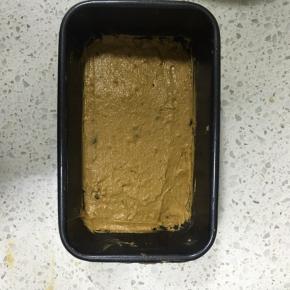 模具内抹一层融化的黄油，然后倒入蛋糕糊，用刮刀抹平