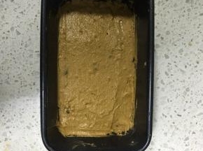 模具内抹一层融化的黄油，然后倒入蛋糕糊，用刮刀抹平