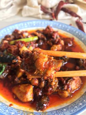 啊～张嘴，来一块，很嫩很香很好吃～很特别的糍粑辣椒味道，完美融合了炒鸡的嫩香，棒呆～