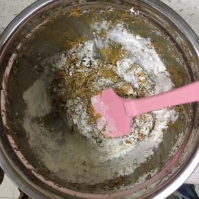 用刮刀翻拌均匀至无干面粉状态