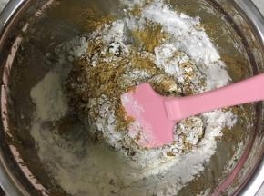 用刮刀翻拌均匀至无干面粉状态