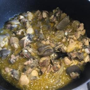 不停翻炒，让金龙鱼外婆乡小榨菜籽油逼出鸡块的水分，慢慢翻炒至鸡肉水收干，盛出鸡块