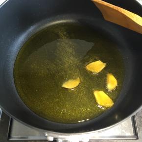 锅内倒入菜籽油，油温热后，加入姜片炝锅