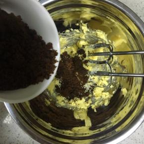 黄油室温软化后，先打发一下，然后分三次加入红糖碎继续打发