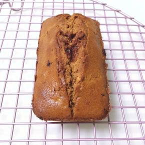 取出稍微放凉后脱模，放在晾凉网架上，等到蛋糕还有一点点余温的时候，用食品保鲜袋装起来，密封保存一天回油后口感更佳