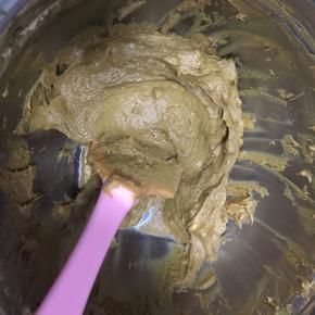 翻拌均匀的蛋糕糊