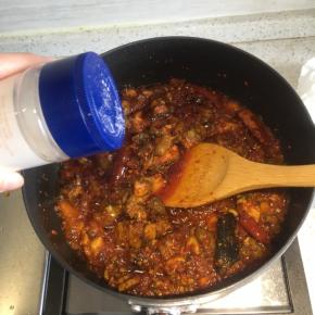 倒入适量生抽和盐调味