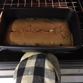 烤箱提前预热170度，上下火，先烤15分钟，取出，用刀在中间割一道口，继续入烤箱烤20分钟