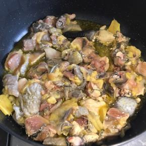 然后倒入鸡块，翻炒