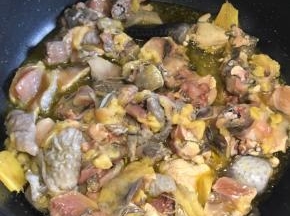 然后倒入鸡块，翻炒