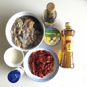 土鸡切成很小的块，便于入味。清洗干净鸡块，沥干水，倒入适量料酒腌2小时以上，准备好材料准备好原材料，糍粑辣椒我会在下一个菜谱具体写详细做法。大蒜剥皮整个备用，蒜苗洗净切段，生姜去皮切片