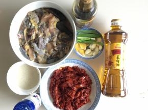 土鸡切成很小的块，便于入味。清洗干净鸡块，沥干水，倒入适量料酒腌2小时以上，准备好材料准备好原材料，糍粑辣椒我会在下一个菜谱具体写详细做法。大蒜剥皮整个备用，蒜苗洗净切段，生姜去皮切片