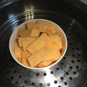 红薯去皮切片放入碗内，上锅大火蒸20分钟，让红薯蒸熟透