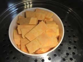 红薯去皮切片放入碗内，上锅大火蒸20分钟，让红薯蒸熟透