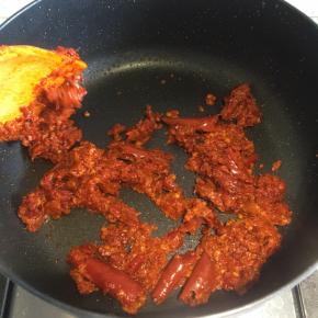 锅内倒入生糍粑辣椒，不停翻炒，翻炒到辣椒颜色加深