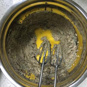 然后分三次加入鸡蛋液，每一次都打发到蛋液与黄油融合再加入下一次继续打发