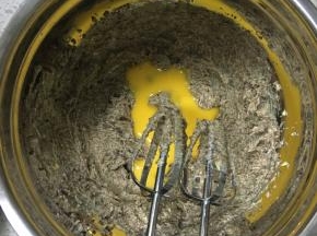 然后分三次加入鸡蛋液，每一次都打发到蛋液与黄油融合再加入下一次继续打发