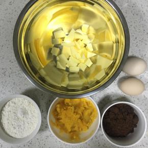 红薯捣成泥，取65g备用，黄油切丁，低筋面粉与泡打粉混合均匀，红糖打成细碎状态