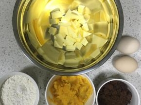 红薯捣成泥，取65g备用，黄油切丁，低筋面粉与泡打粉混合均匀，红糖打成细碎状态