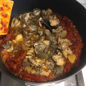 鸡块连同菜籽油一起倒入糍粑辣椒内