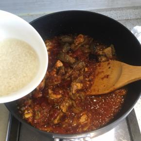 倒入一小碗米酒，继续翻炒