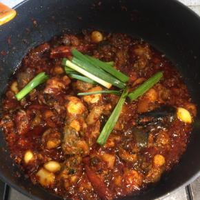 大蒜瓣炒软以后，加入蒜苗，翻炒均匀，鸡块这个时候已经缩小，说明熟透了