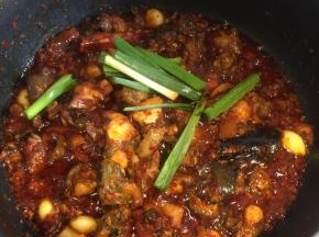 大蒜瓣炒软以后，加入蒜苗，翻炒均匀，鸡块这个时候已经缩小，说明熟透了