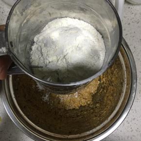 打发均匀的黄油，过筛加入低粉与泡打粉的混合粉