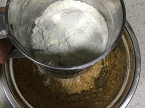 打发均匀的黄油，过筛加入低粉与泡打粉的混合粉