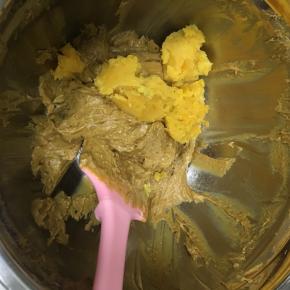 然后加入红薯泥，继续翻拌均匀