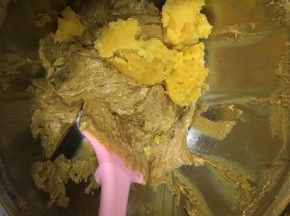 然后加入红薯泥，继续翻拌均匀