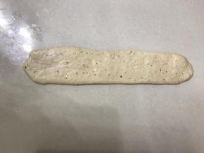 再次擀成长舌型，边上的气泡用手拍打了，宽度比吐司盒底部小1.5 公分大约。