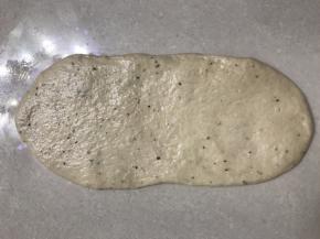 取一面团从中间向二头擀成长舌型。