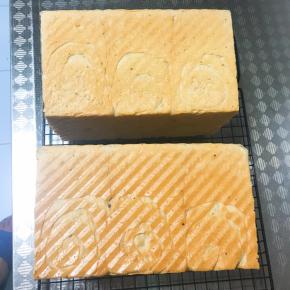 出炉后震二下，立即脱膜侧放在烤网上，凉至手温，放入保鲜袋密封保存。