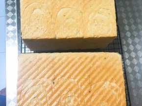出炉后震二下，立即脱膜侧放在烤网上，凉至手温，放入保鲜袋密封保存。