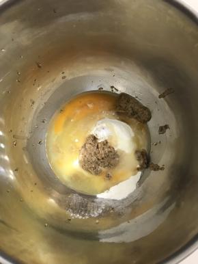 把主面团所有材料放入厨师机桶里