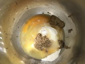 把主面团所有材料放入厨师机桶里