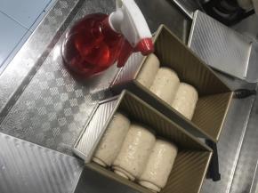 表面喷雾落下，发酵中再喷一次。