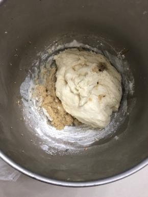 把发酵好的中种面团和主面团所有材料，一起放入厨师机桶里，二档和成面团后转四档。